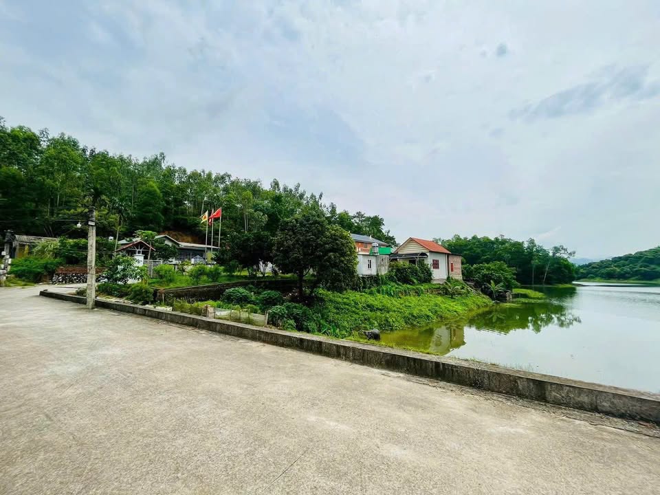 Đất nền 303m² sổ đỏ tại Hoành Bồ, Hạ Long - Lưng tựa núi, hướng hồ