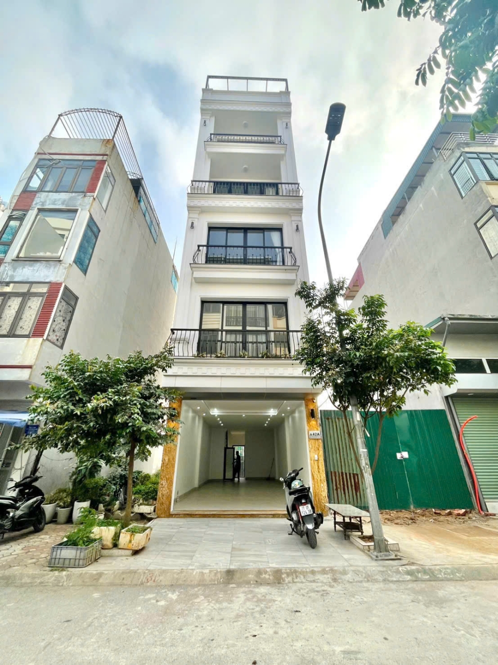 Nhà 63m² Long Biên - Kinh Doanh Đa Ngành, Ô Tô Tránh, Vỉa Hè, Gần Cao Tốc