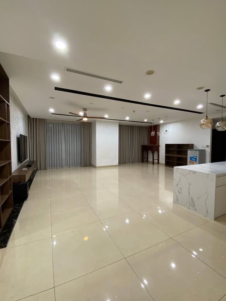 Cho thuê căn góc Royal City 180m² - Sẵn sàng vào ở ngay!