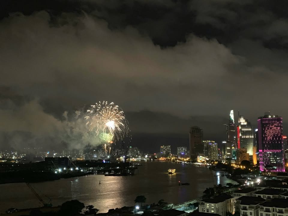 Căn hộ Vinhomes Golden River Ba Son Q1 2PN 2WC 37 triệu - View đẹp sông