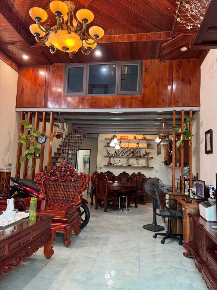 Bán nhà Lam Hạ, Phủ Lý 240m² - Giá tốt, để lại nội thất gỗ sịn