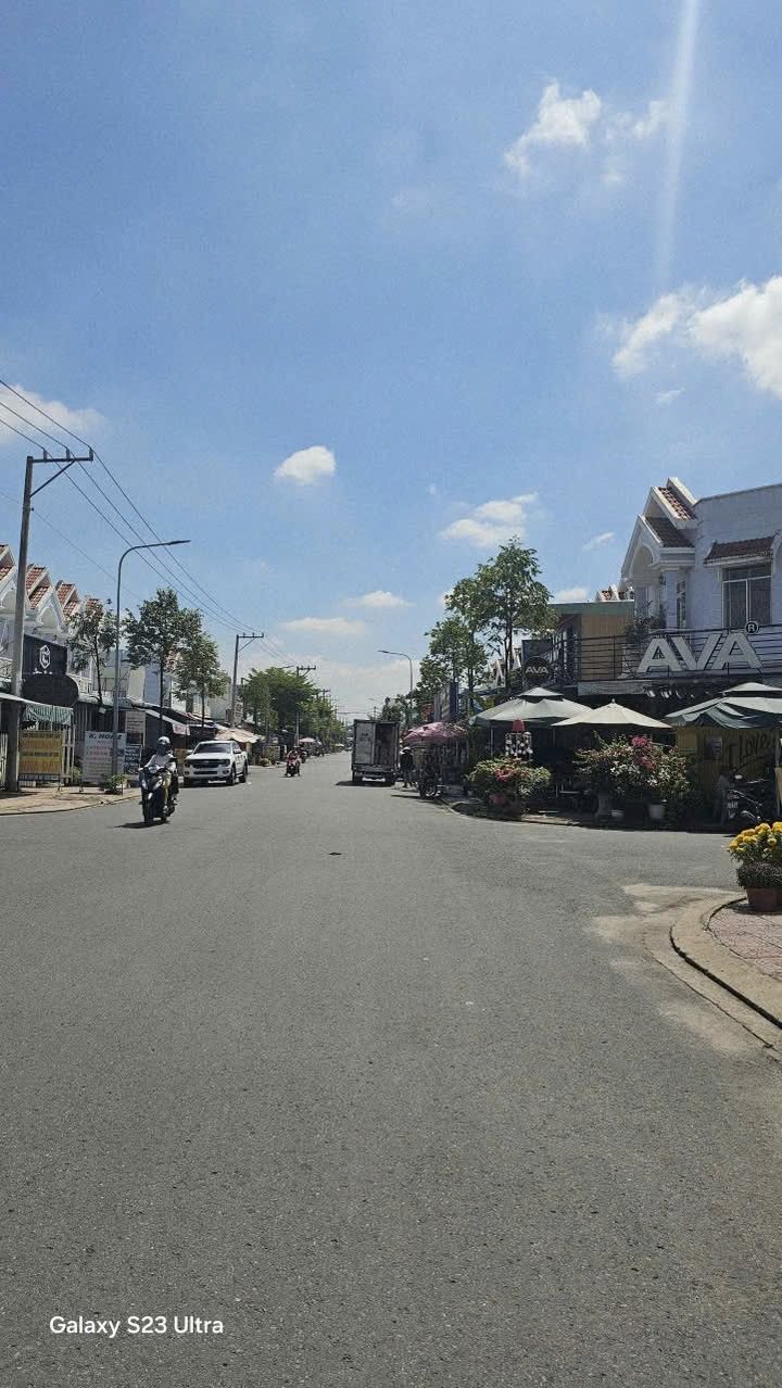 Nhà Phố Bến Cát 81m² - Mặt tiền kinh doanh, giá 2.2 tỷ, sổ đỏ sẵn sàng!