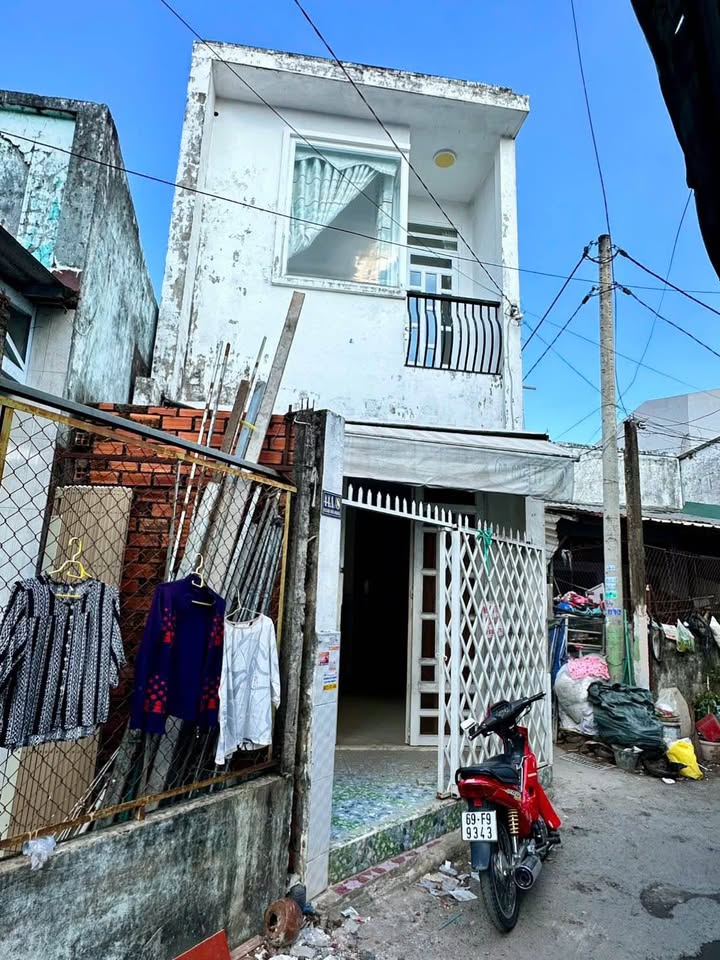 Nhà Trệt Lầu Bình Thủy 45m² - Ô tô Vào Tận Nhà, Giá Chỉ 1.85 Tỷ!