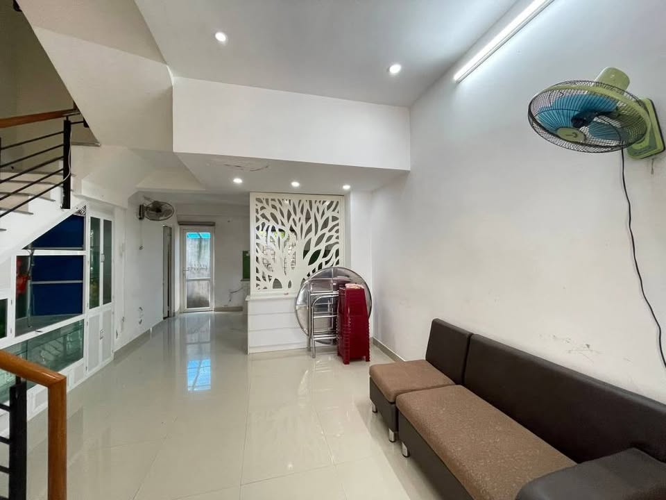 Nha 3 tang An Phu Sinh Quang Ngai 5.5 trieu - San sang o