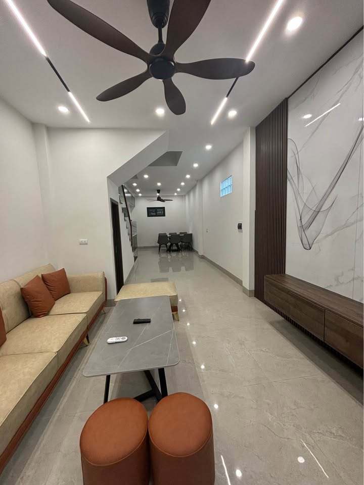 Nhà Vũ Xuân Thiều, Long Biên 56m² - Ô tô sát cổng, tặng full nội thất