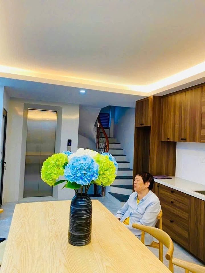 Cho Thuê Nhà Mặt Tiền Việt Hưng, Long Biên - 240m², 6 Tầng, Thang Máy, 4 Ngủ - Giá 64 Triệu/Tháng