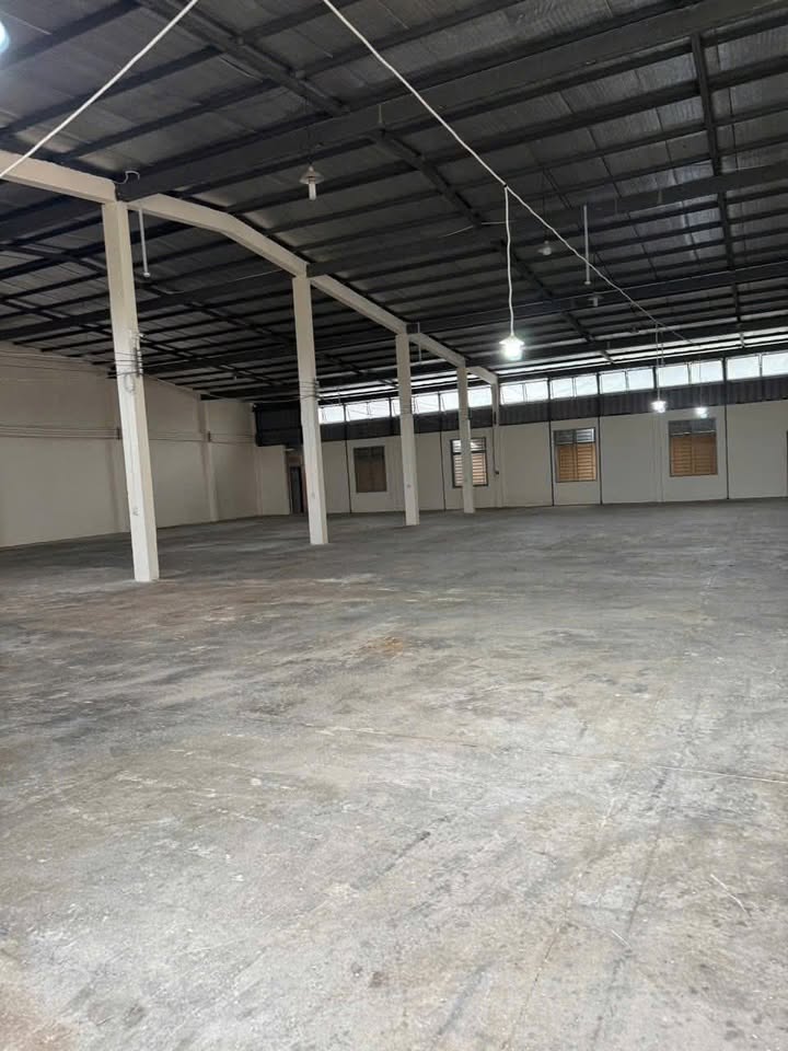 Nhà Xưởng Hóc Môn 1100m² giá 32 tỷ - Container thoải mái ra vào!