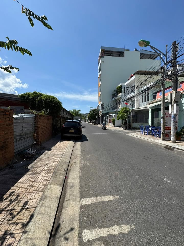 Nhà mặt tiền Hoàng Sa Nha Trang 100m² - Vị trí kinh doanh đắc địa