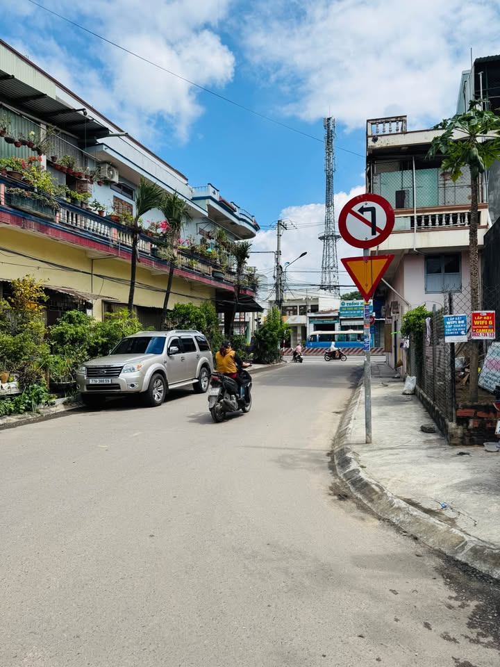 Nhà Phố Mặt Tiền Nguyễn Văn Trỗi, Tuy Phước 250m² - Mặt Tiền Kinh Doanh!