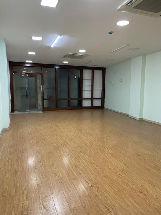 Văn phòng Trần Thái Tông 60m² - Vị trí trung tâm, sẵn sàng làm việc!