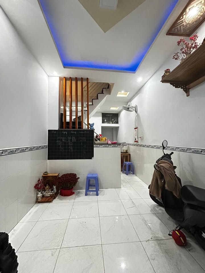 Nhà riêng Thủ Đức 3 tầng, 28m² - Giá tốt, hẻm xe tải!