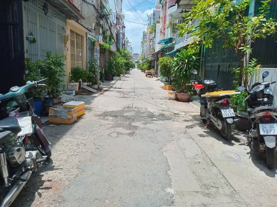 Nhà hẻm xe tải Lạc Long Quân, Quận 11 - 45m² - 6.5 tỷ TL