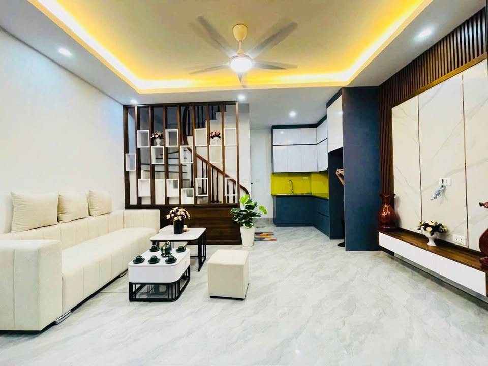 Nhà riêng Hồ Tùng Mậu Cầu Giấy 35m² 8.3 tỷ - Lô góc, ô tô gần nhà!