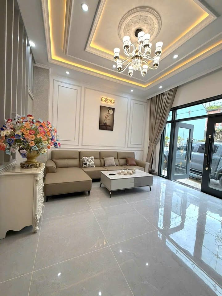Nhà 70m² Đà Lạt - Full Nội Thất Cao Cấp, Thang Máy, Sổ Hồng Riêng - Giá 9.3 Tỷ