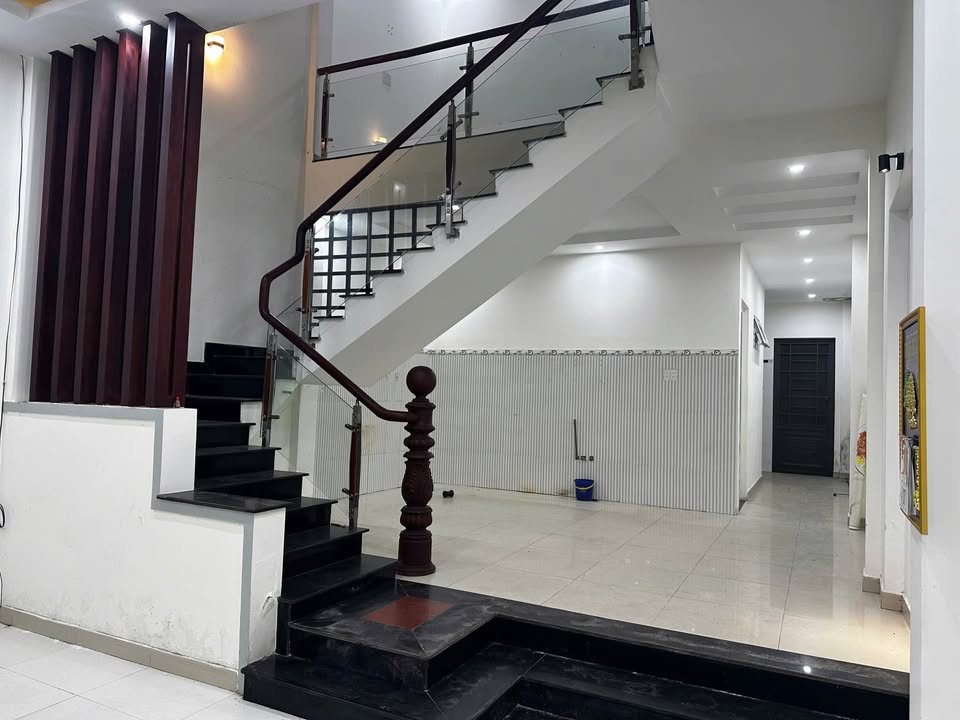 Nhà 3 Tầng Mặt Tiền Hồ Tùng Mậu, 4PN, Giá 12 Triệu/Tháng