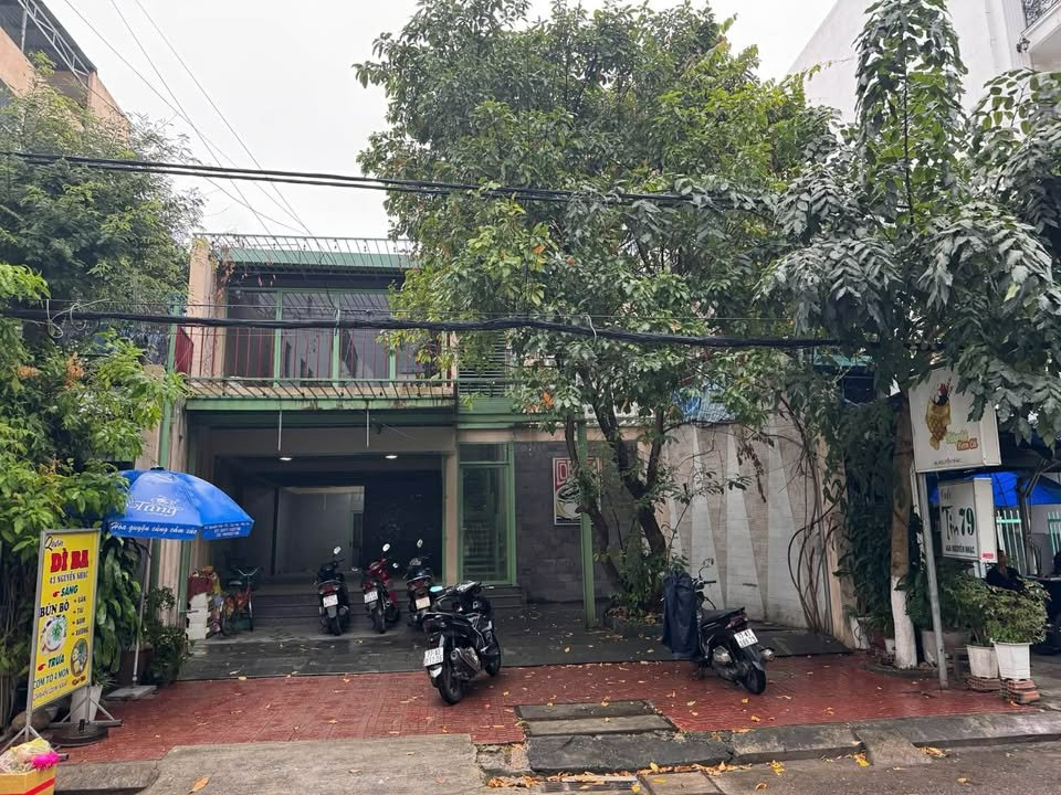 Bán nhà mặt tiền Nguyễn Nhạc Quy Nhơn 137m² - Vị trí đẹp, sổ hồng sẵn