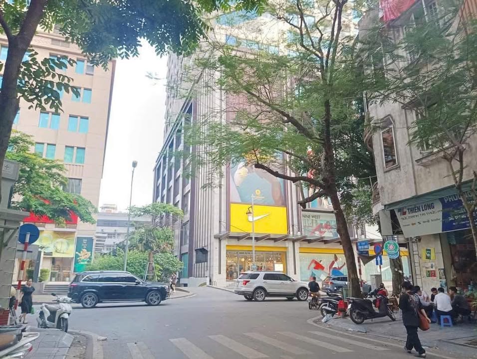 Cho Thuê Mặt Bằng Kinh Doanh Mặt Phố Hoàng Thành, Hai Bà Trưng - 250m² Lô Góc