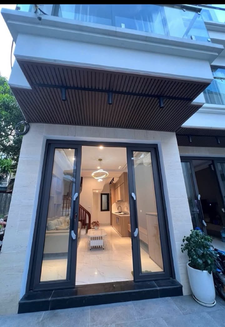 Nhà riêng Phố Việt Hưng 31m² 5 tầng - Giá tốt hiếm có!