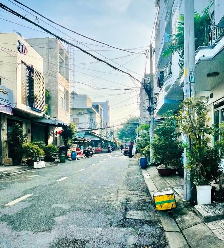 Nhà Quận Tân Phú 56m² - Hẻm 6m, Ô tô vào tận nhà!