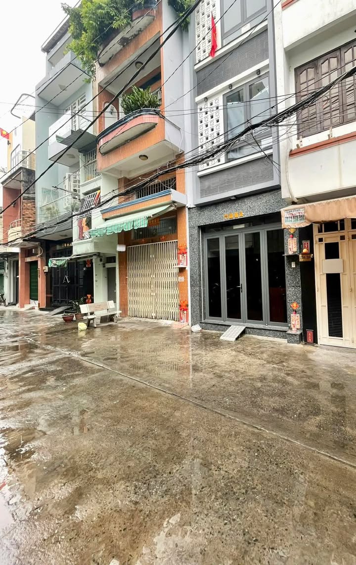 Nhà mặt tiền hẻm xe tải 8m Quận 11 - 32m², 3 tầng, 4PN, giá 6 tỷ