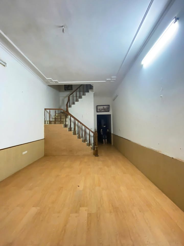 Nhà 75m² 3 tầng cho thuê đường Thanh Đàm, Hoàng Mai - Ô tô đỗ cửa, giá 11 triệu