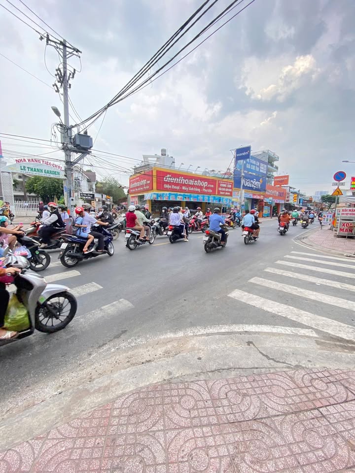 Nhà Phố Nguyễn Văn Tăng Q9 210m² - Mặt tiền kinh doanh đắc địa!