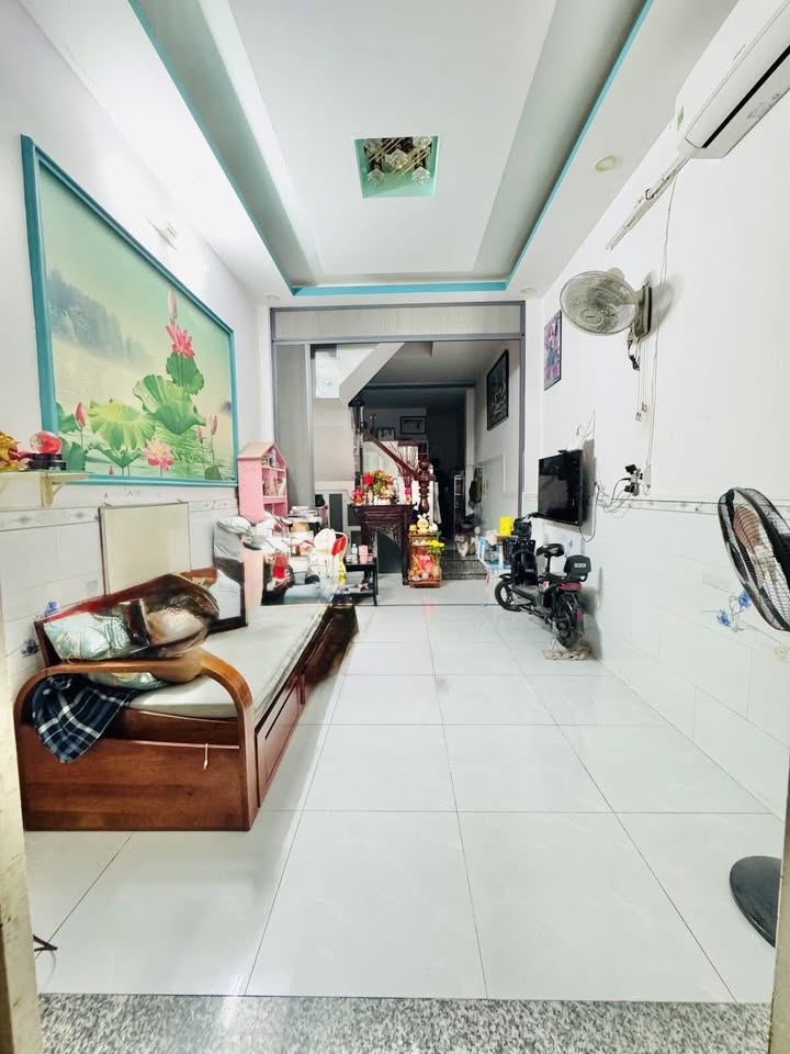 Nhà 2 Tầng Nguyễn Duy Cung 40m² Giá 4.38 Tỷ - Đối Diện Emart, Sổ Hồng Riêng