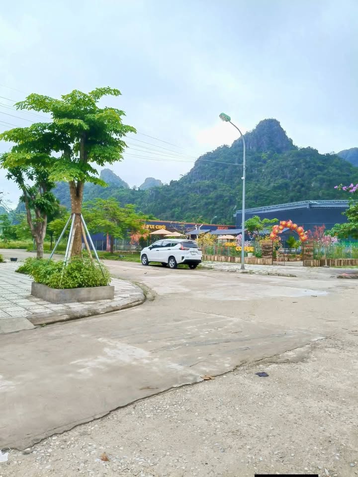 Biệt thự Km8 Quang Hanh 278m² - Giá cắt lỗ 3.3 tỷ, hướng Tây