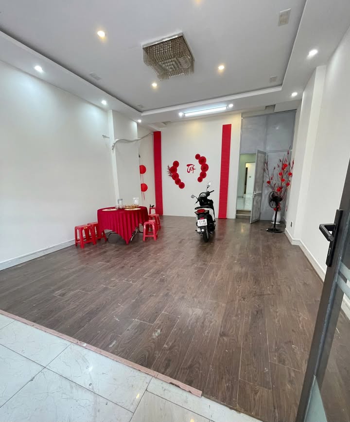 Cho thuê mặt bằng/Nguyên căn mặt tiền Nguyễn Hoàng, Đà Nẵng - 100m², Kinh doanh đắc lợi