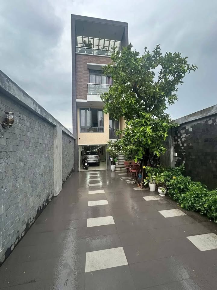 Nhà phố Xuân Thới Đông 185m² giá 7.8 tỷ - Có hầm, ô tô vào nhà!