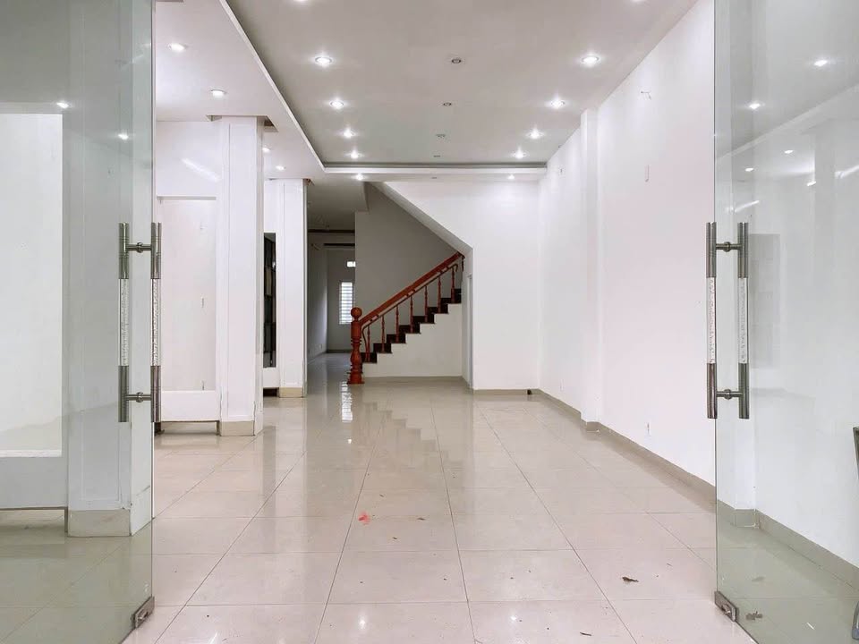 Nhà nguyên căn mặt tiền Quang Trung, TP Quảng Ngãi 100m² - Sẵn sàng ở ngay!