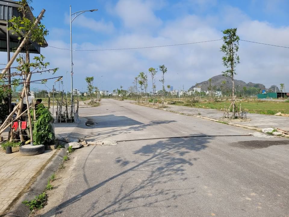 Đất Vàng Đông Ninh 110m² - Giá 1.1 Tỷ - Sổ Đỏ MBQH, Chủ Bán Gấp!