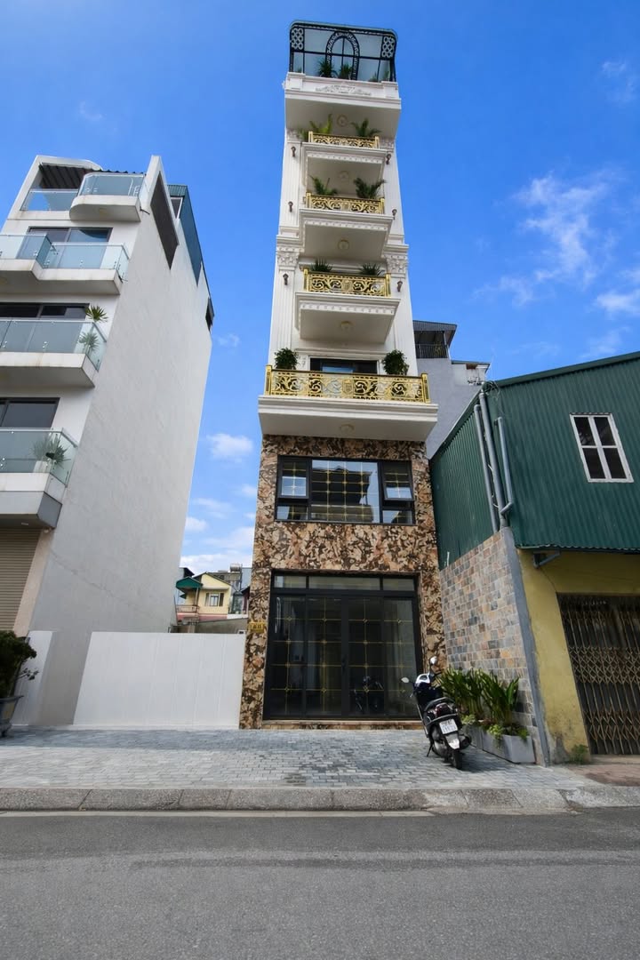 Nhà Mặt Phố Việt Hưng 100m², Long Biên - Đầu Tư Sinh Lời Hơn 20 Tỷ