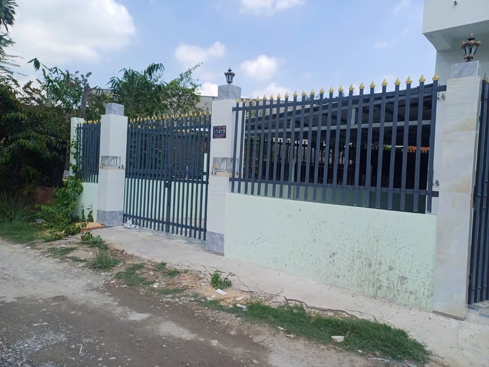 Nhà Riêng Đức Hòa, Long An 240m² - Ô Tô Vào Tận Nhà, Giá Chỉ 1.55 Tỷ!