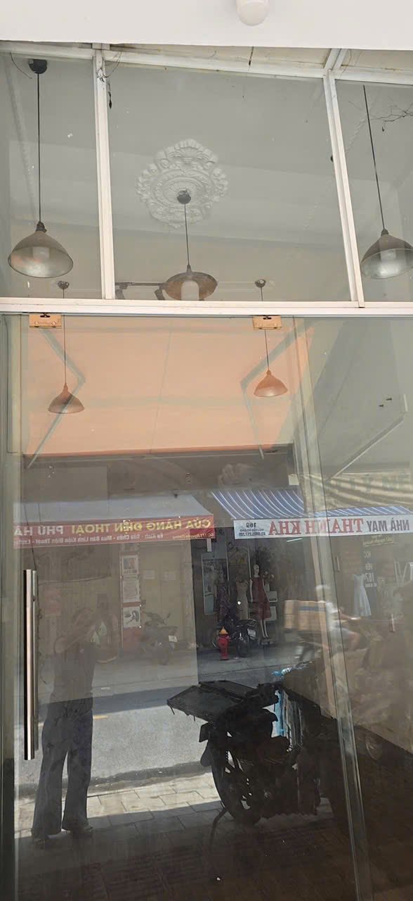 Cho thuê nhà 2 tầng mặt tiền Nguyễn Hoàng, Hải Châu - 40m² - Kinh doanh tốt