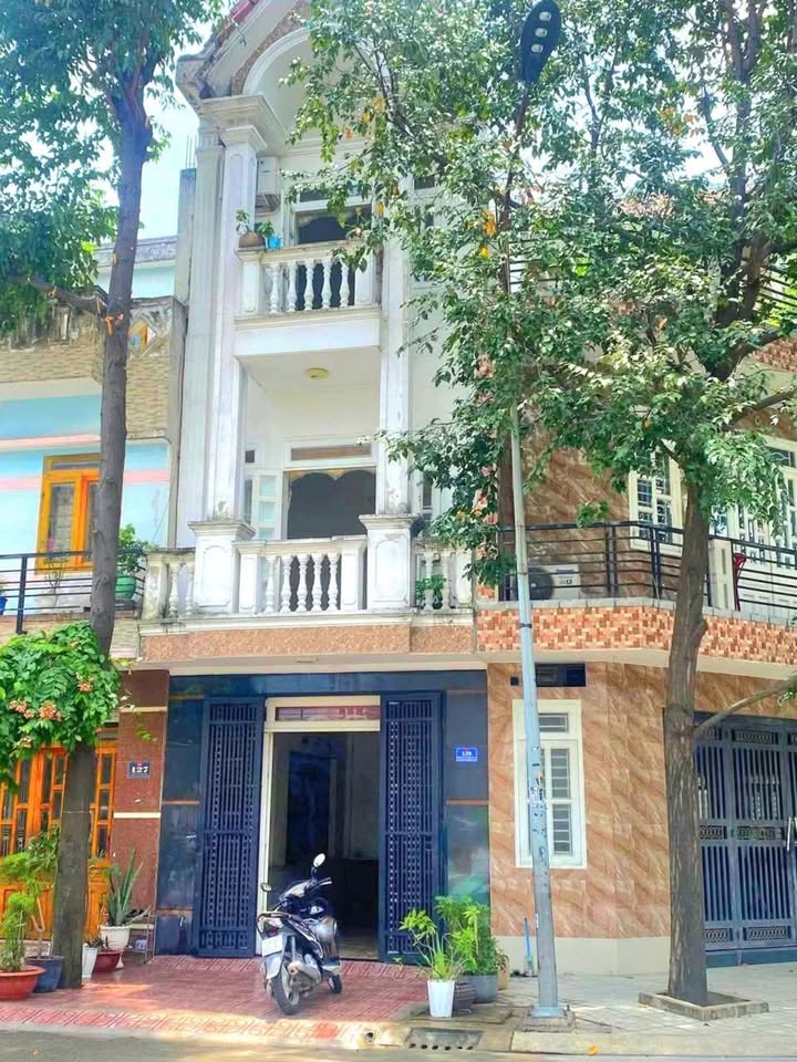 Nhà Nguyên Căn 180m² 1 Trệt 2 Lầu Gần Vincom 550 - Giá 10 Triệu/Tháng