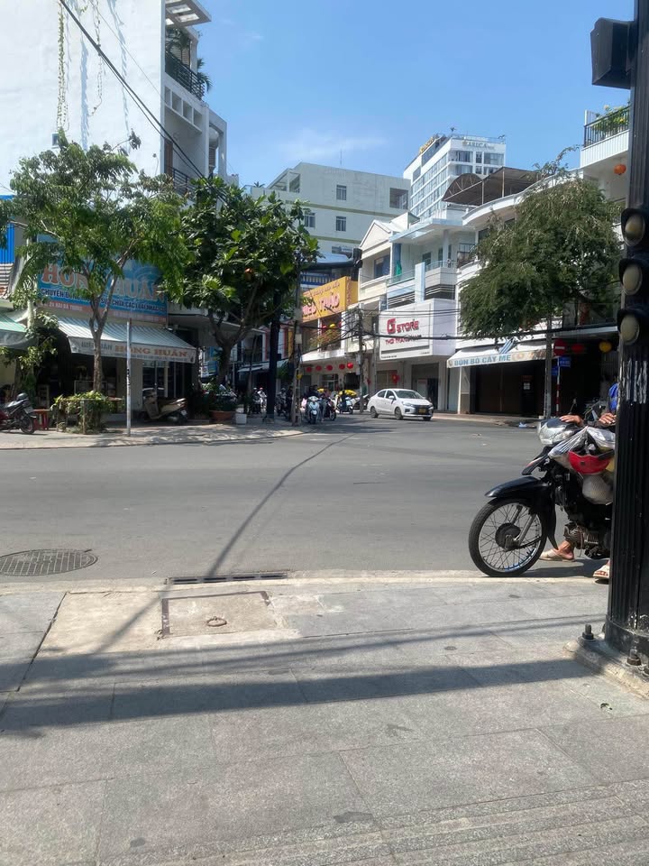 Nhà Mặt Tiền 110m² Khu Phố Hàn Nha Trang - Kinh Doanh Sầm Uất, 5PN, Thang Máy