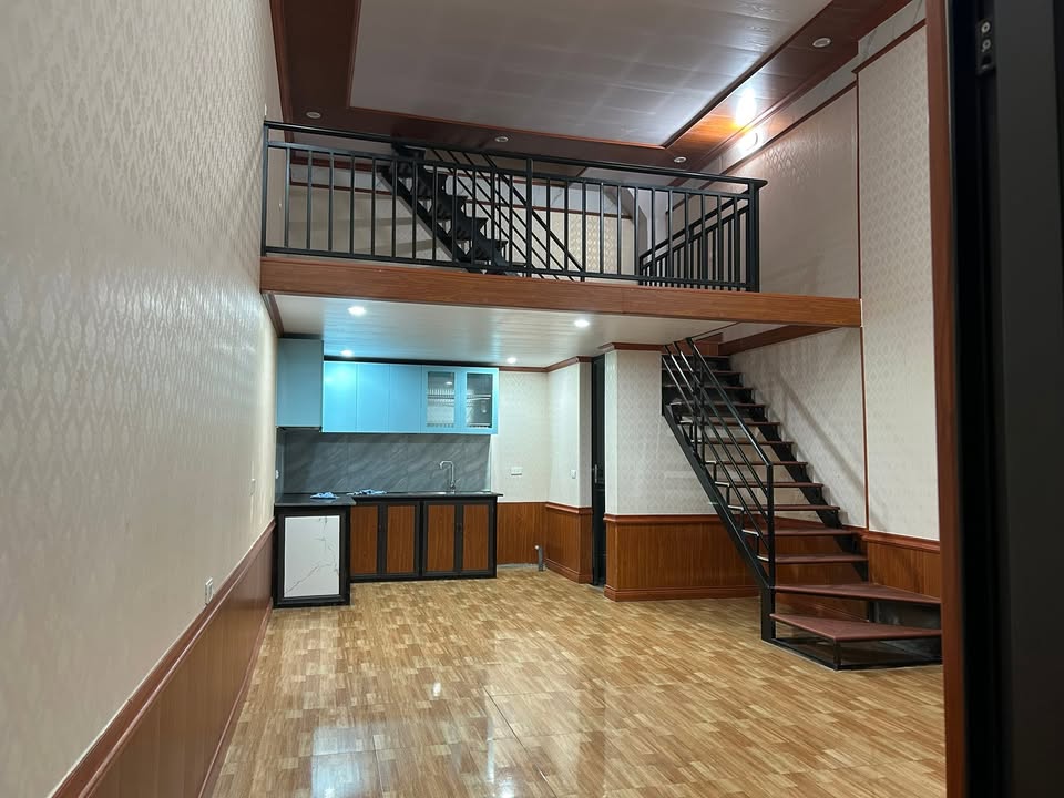 Nhà 40m² Long Biên - 3 Ngủ, Ô Tô Đỗ Cổng - Giá 2 Tỷ Hiếm Có