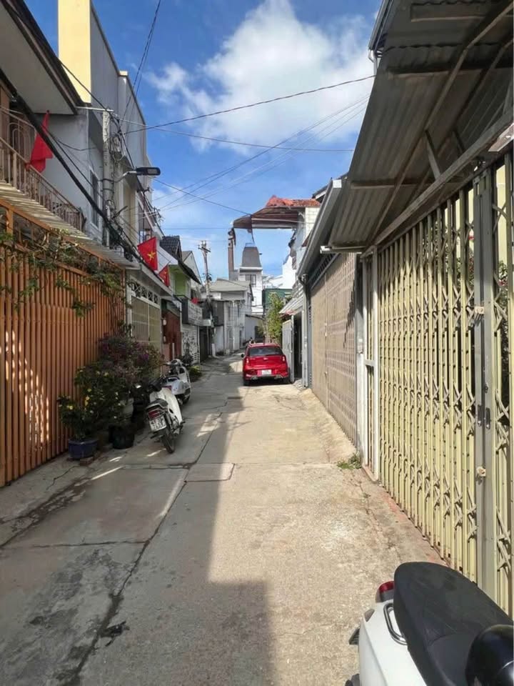 Nhà Hoàng Diệu, Tân Bình 102m² - Giá 6.3 Tỷ, Sổ Hồng Riêng