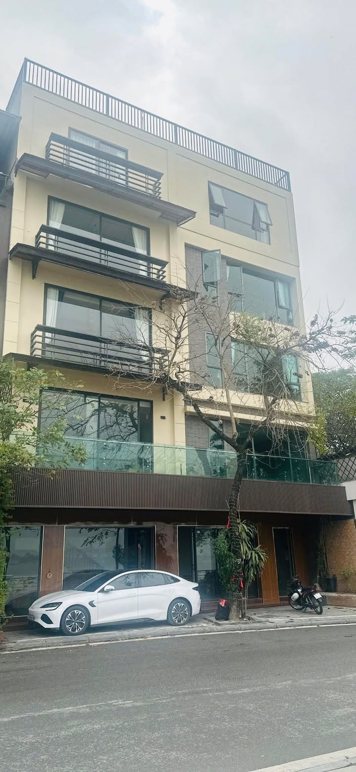 Nhà Phố Nguyễn Đình Thi Tây Hồ - Mặt tiền 12m - Vị trí đắc địa!