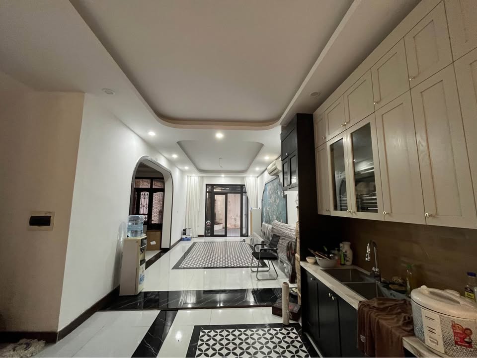 Nhà Trung Tự - Đống Đa: 200m² Sân Vườn Rộng, Ô Tô Đỗ Cửa, Giá 50 Tỷ