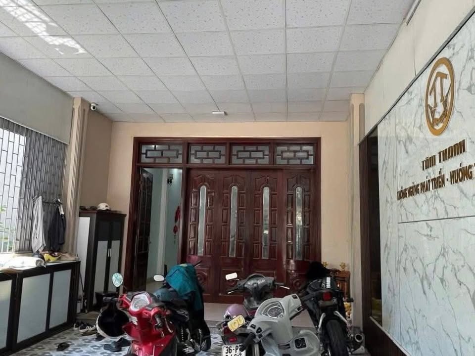 Nhà 3 Tầng Quảng Thịnh 120m² - Sân Đỗ 4 Ô Tô, Giá Tốt!