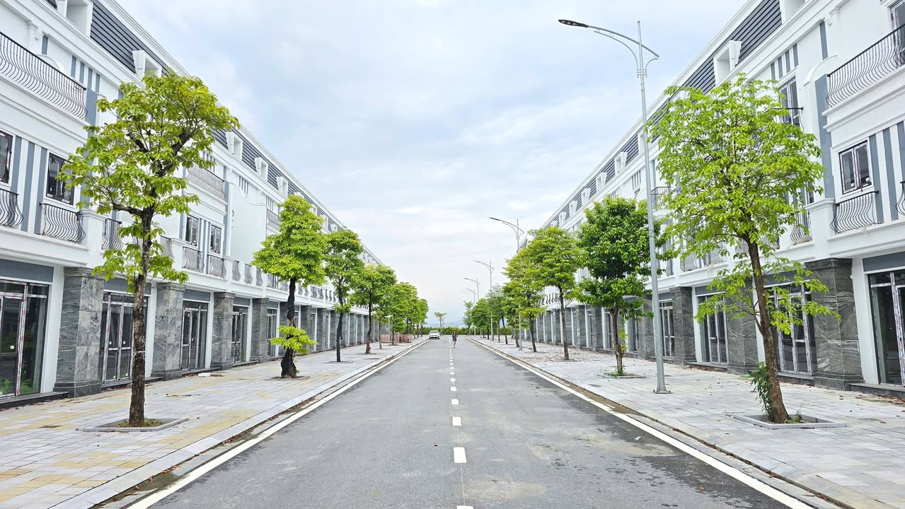 Bán Gấp Townhouse 100m² Mặt Tiền 17m2, Lào Cai - Sẵn Sổ Hồng