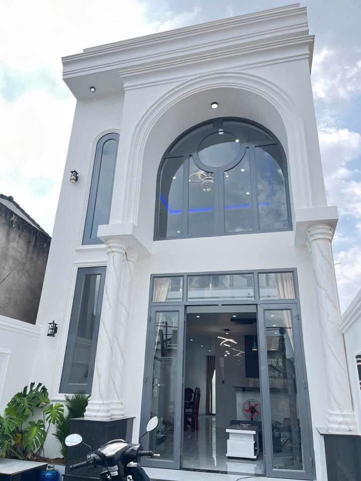 Nhà 90m² Hướng Đông, Full Nội Thất Giá 2.45 Tỷ Tại Hòa Thành, Tây Ninh