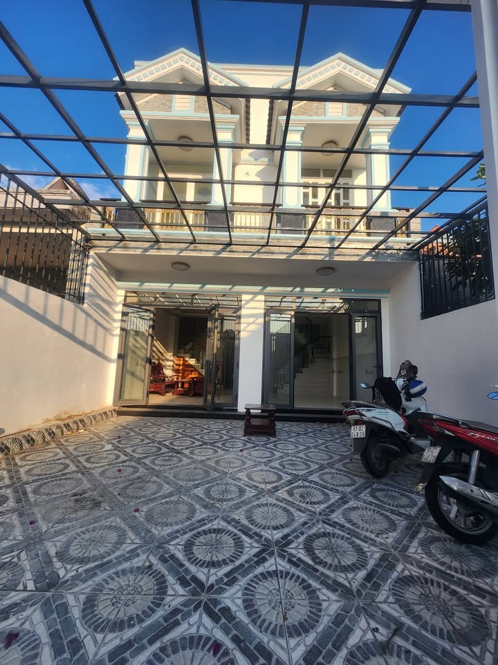 Bán Gấp Nhà 190m² Sổ Hồng Riêng, 2 Nhà 8PN Tại Dĩ An - Giá Hơn 8 Tỷ