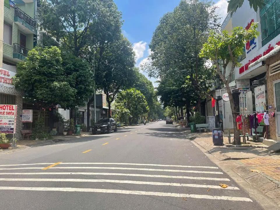 Nhà Mặt Tiền Kinh Doanh Đường D2, Q9 - 120m², 10PN, Dòng Tiền 30 Triệu/Tháng