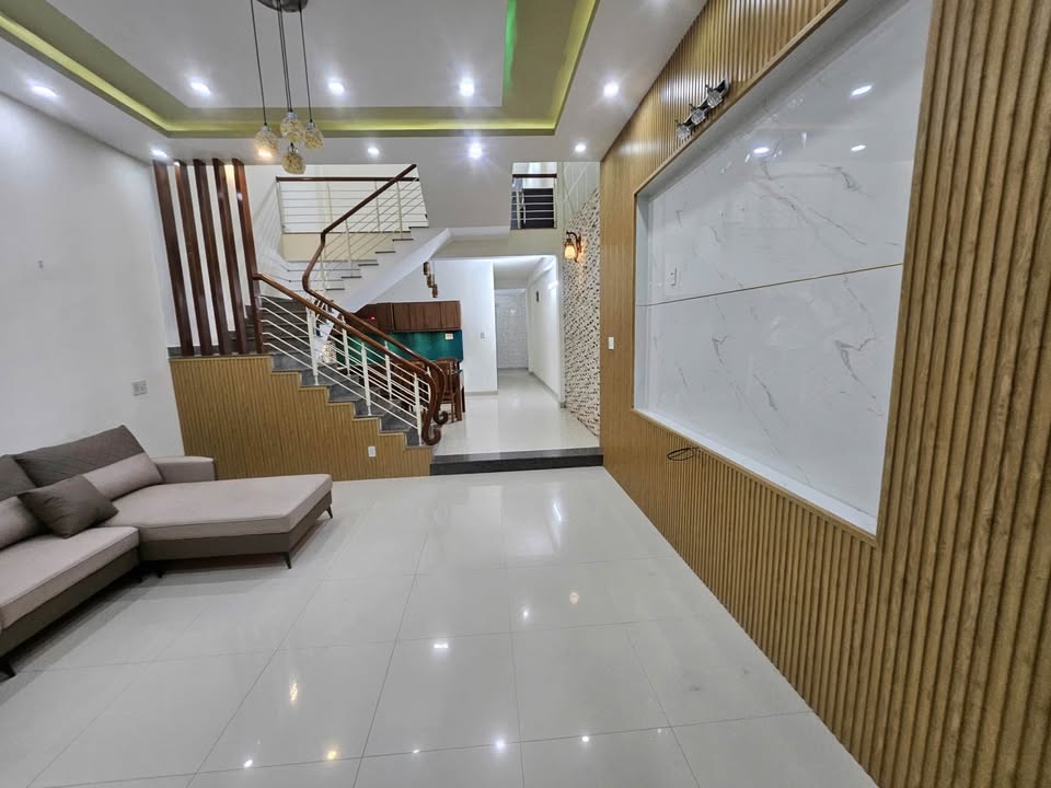 Nhà 2 Tầng Hòa Xuân 100m², 15 Triệu/Tháng - Đối diện công viên, vị trí đẹp!