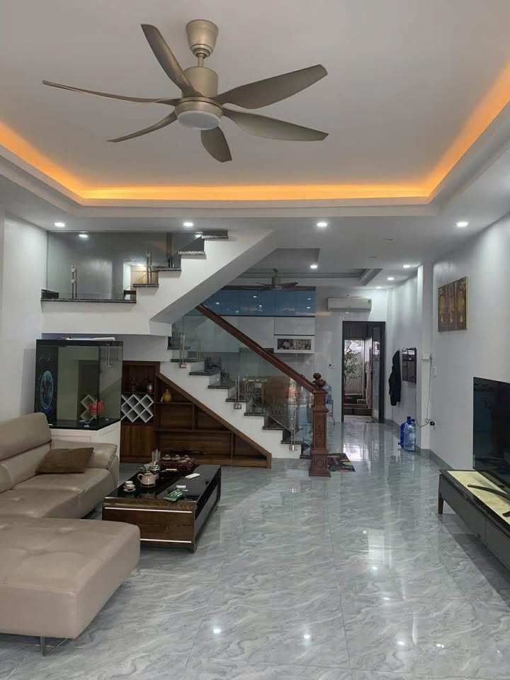 Bán Nhà 3 Tầng Hồng Gai, Hạ Long - 93.4m², Ngay Nhà Trẻ Anh Đào, Ô tô đỗ cửa