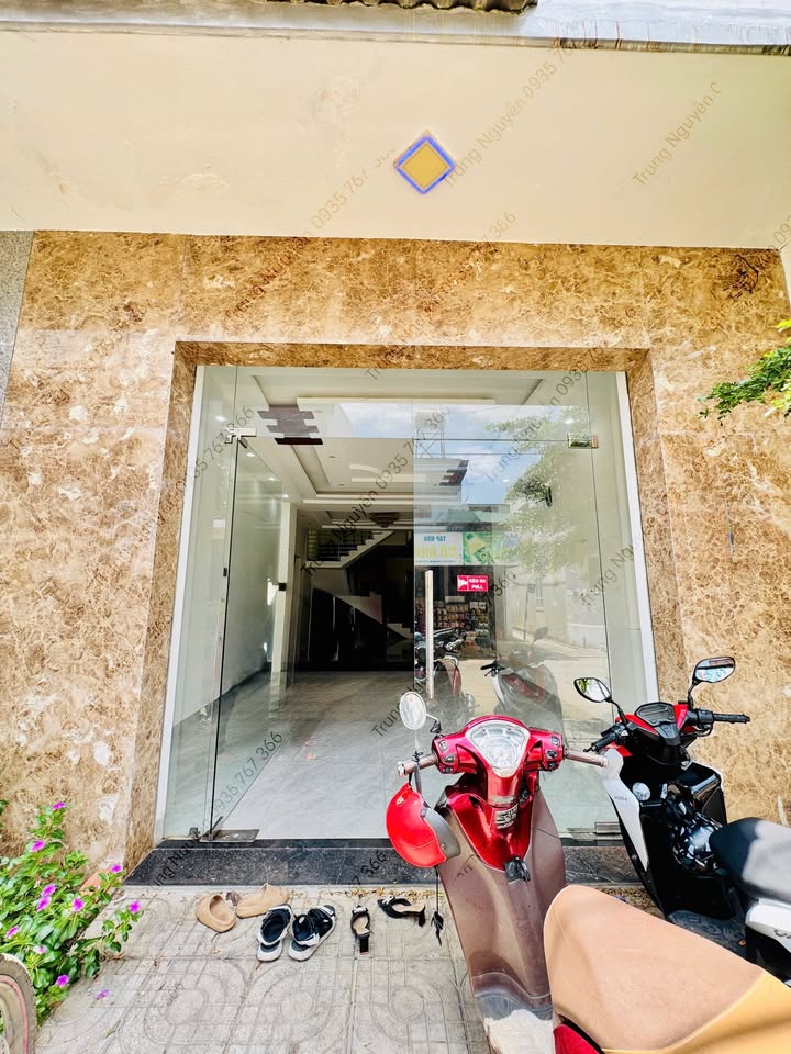 Nhà Hẻm 102 Nguyễn Tất Thành 100m² - Sẵn sàng kinh doanh, ở ngay!