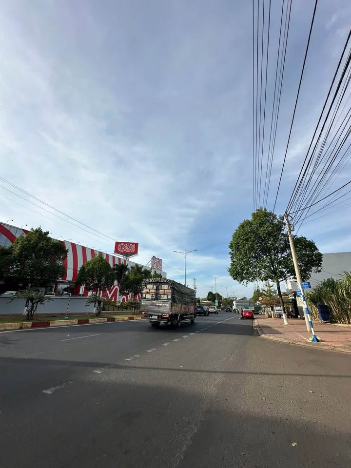 Nhà Mặt Tiền Vành Đai Buôn Ma Thuột 200m² giá 12.8 tỷ - Mặt tiền kinh doanh